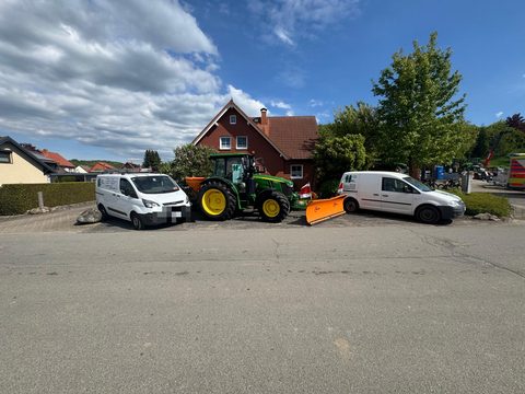 Firmenfahrzeuge und Traktor mit Schneeschild von EKO FORST vor dem Firmensitz in Bad Lauterberg im Harz