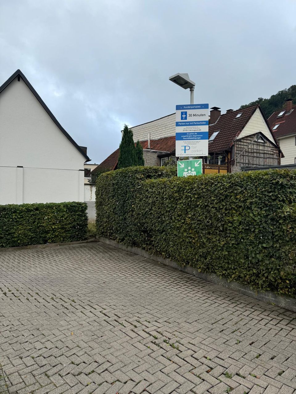 Außenanlage am Kundenparkplatz nach der Pflege durch EKO FORST