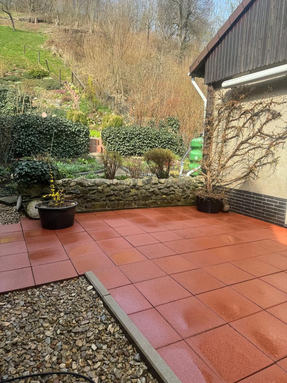 Gereinigte Terrasse mit sauberen, wieder farbechten Betonplatten nach der Hochdruckreinigung durch EKO FORST