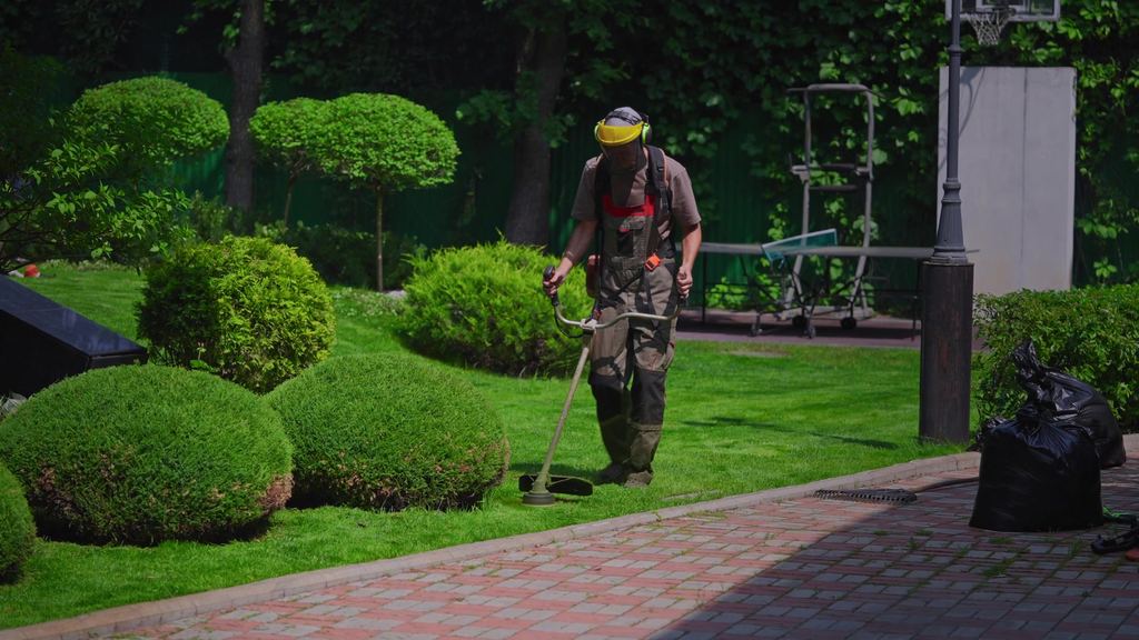 Gartenpflege in einer gepflegten Außenanlage